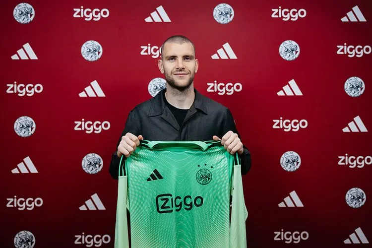 Line Up Vojvodina vs Ajax: Maarten Paes Resmi Jadi Starter di Liga Konferensi